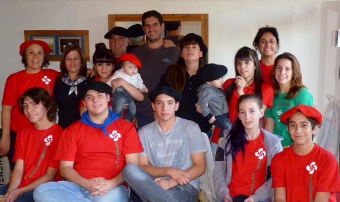 Grupo de integrantes del centro Etorritakoengatik de Puerto Madryn, el la provincia argentina de Chubut, Patagonia (fotoEE)